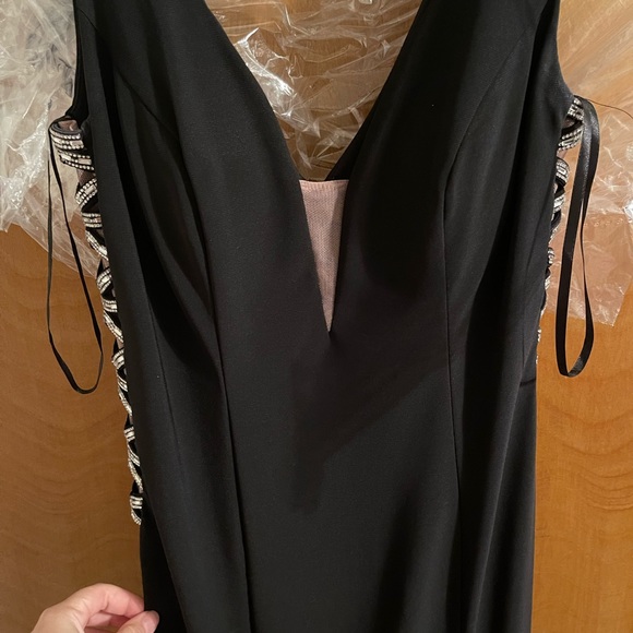 Xscape Plunge Prom Dress - Picture 4 of 10